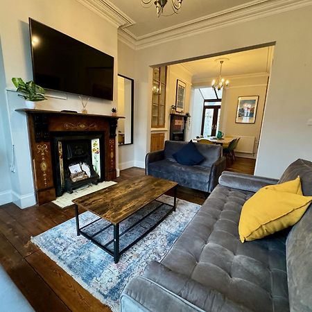 Large Citycentre Townhouse & Hot Tub, Pool Table And Offroad Parking Cardiff Extérieur photo