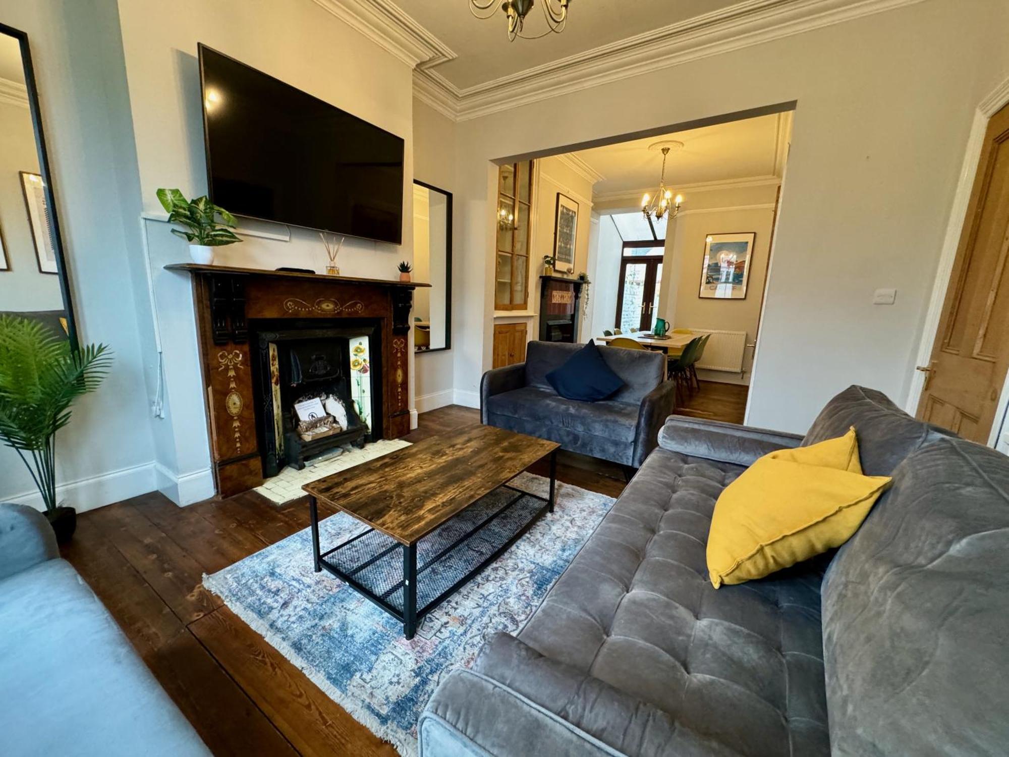 Large Citycentre Townhouse & Hot Tub, Pool Table And Offroad Parking Cardiff Extérieur photo
