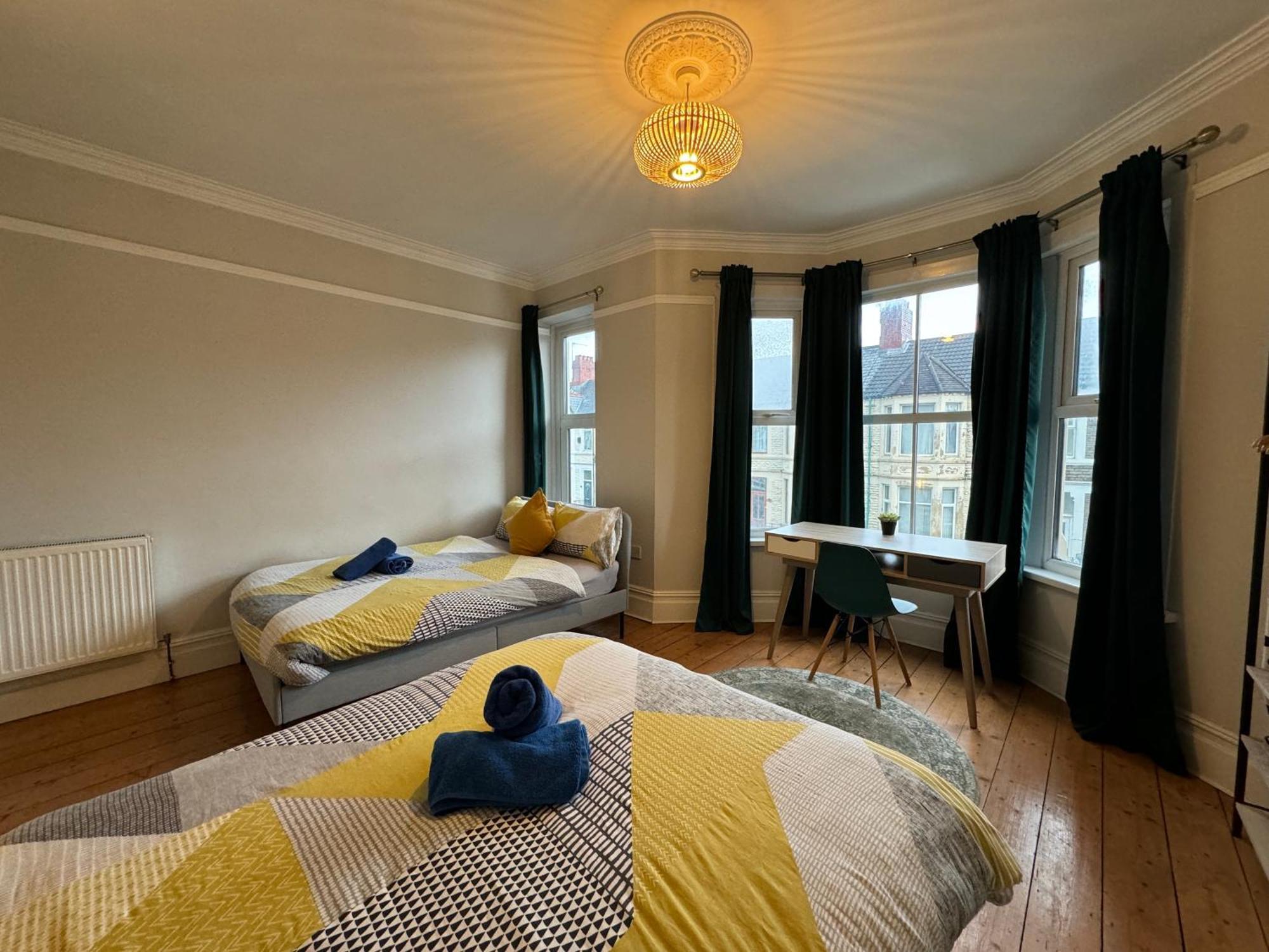 Large Citycentre Townhouse & Hot Tub, Pool Table And Offroad Parking Cardiff Extérieur photo