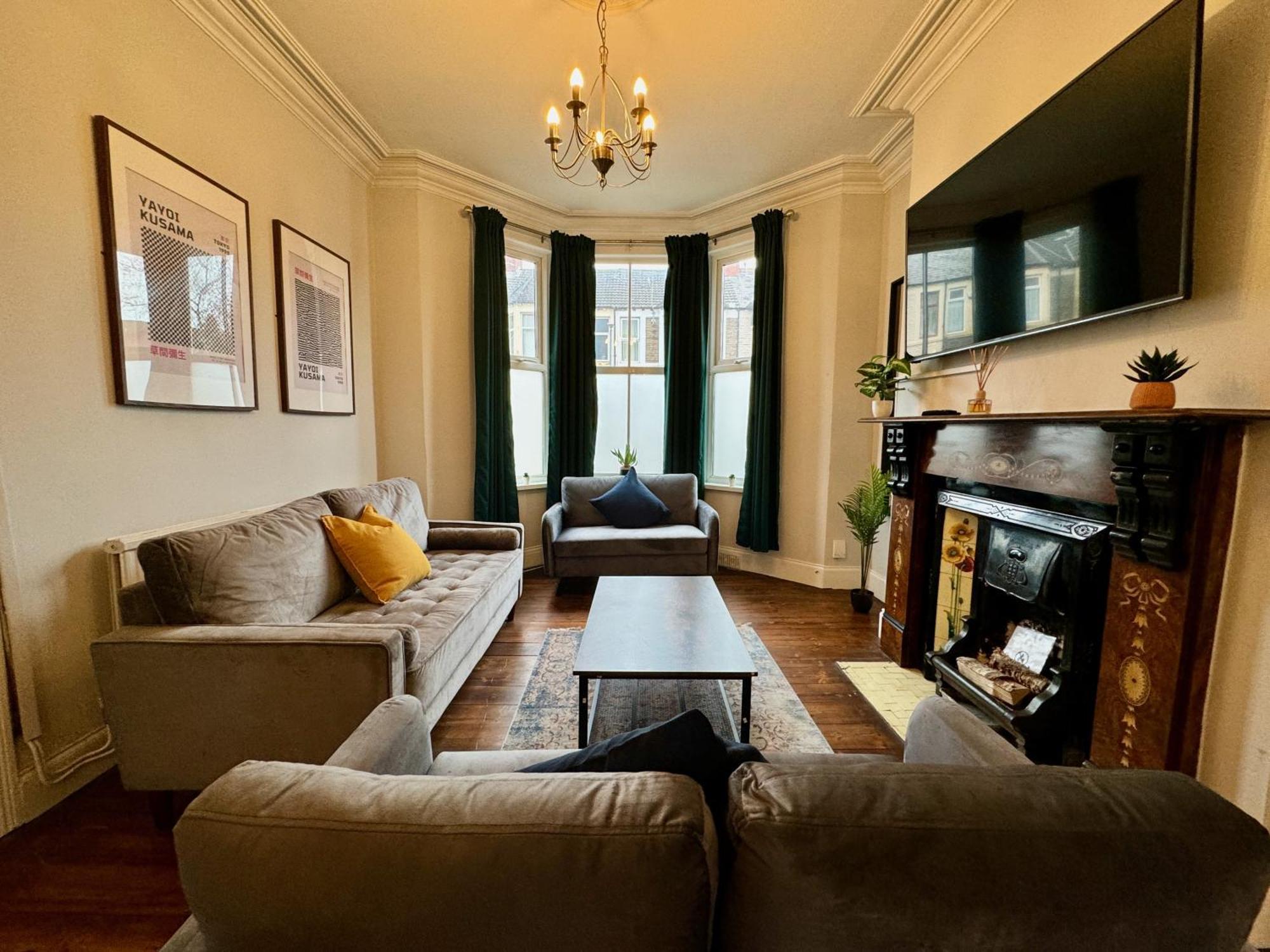 Large Citycentre Townhouse & Hot Tub, Pool Table And Offroad Parking Cardiff Extérieur photo