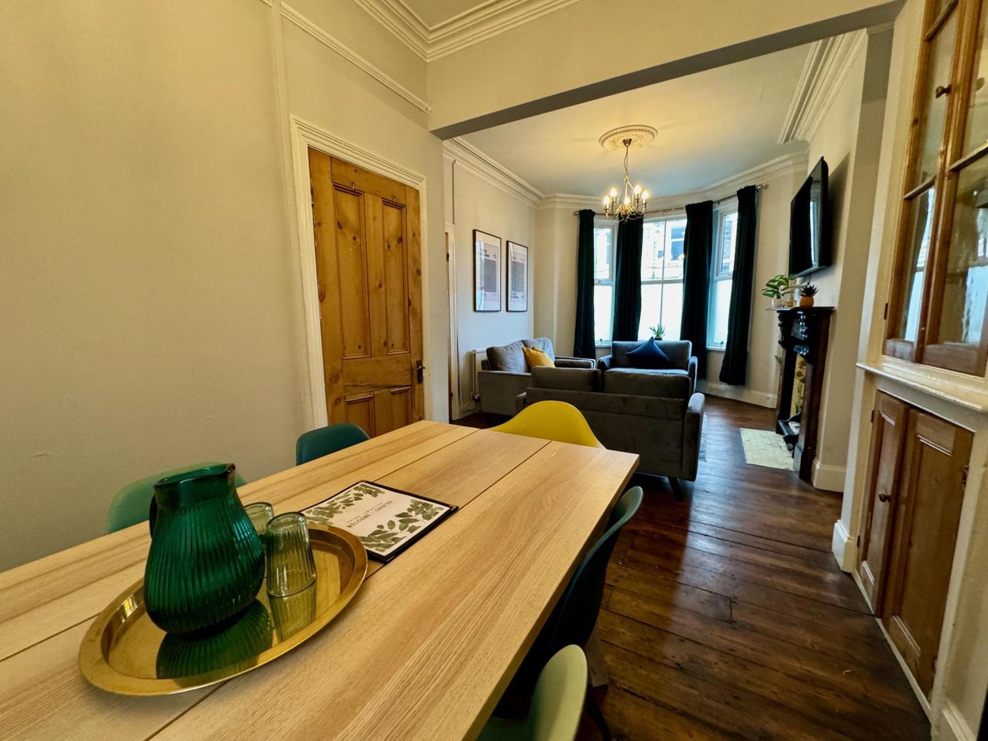 Large Citycentre Townhouse & Hot Tub, Pool Table And Offroad Parking Cardiff Extérieur photo