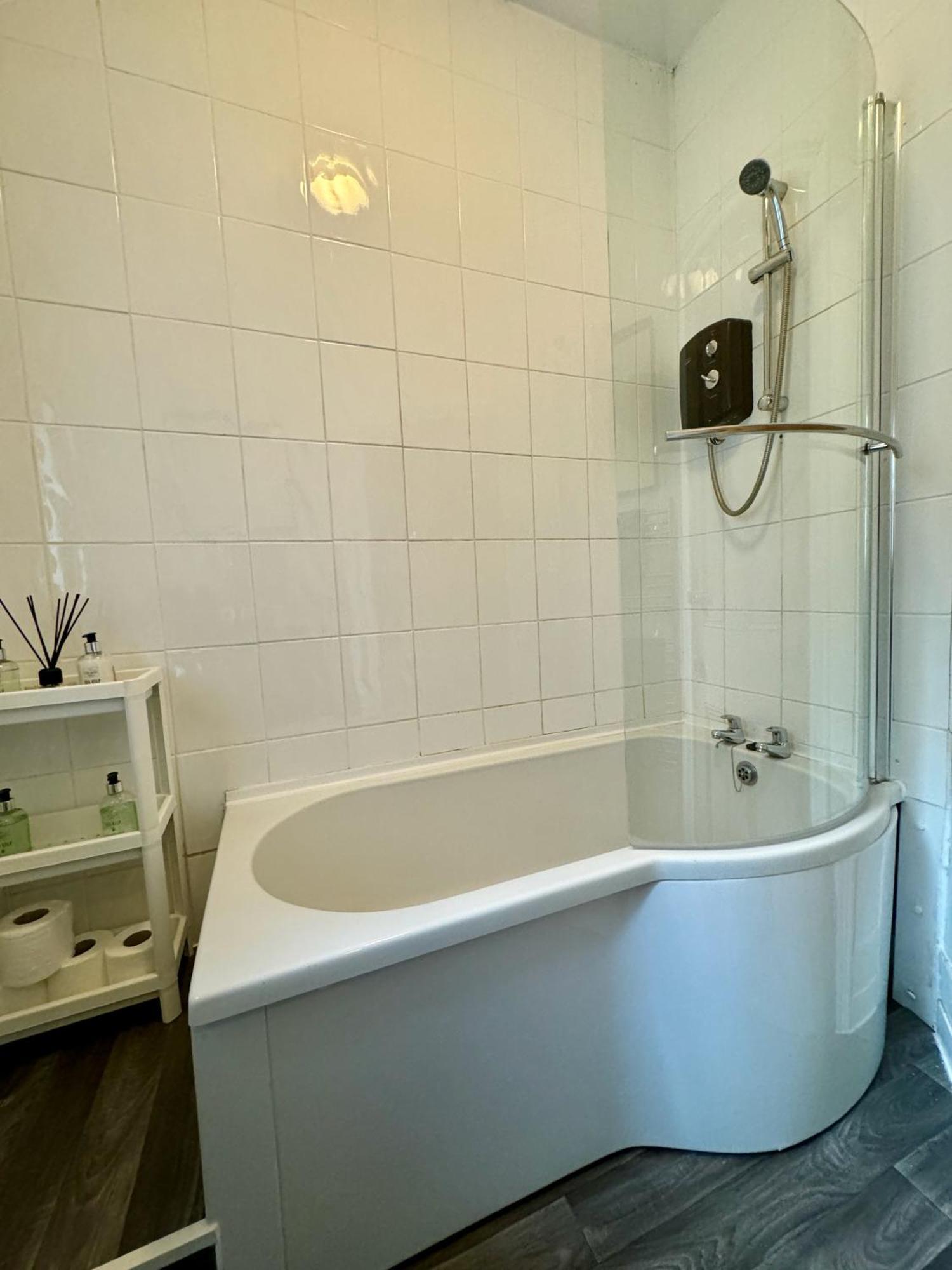 Large Citycentre Townhouse & Hot Tub, Pool Table And Offroad Parking Cardiff Extérieur photo