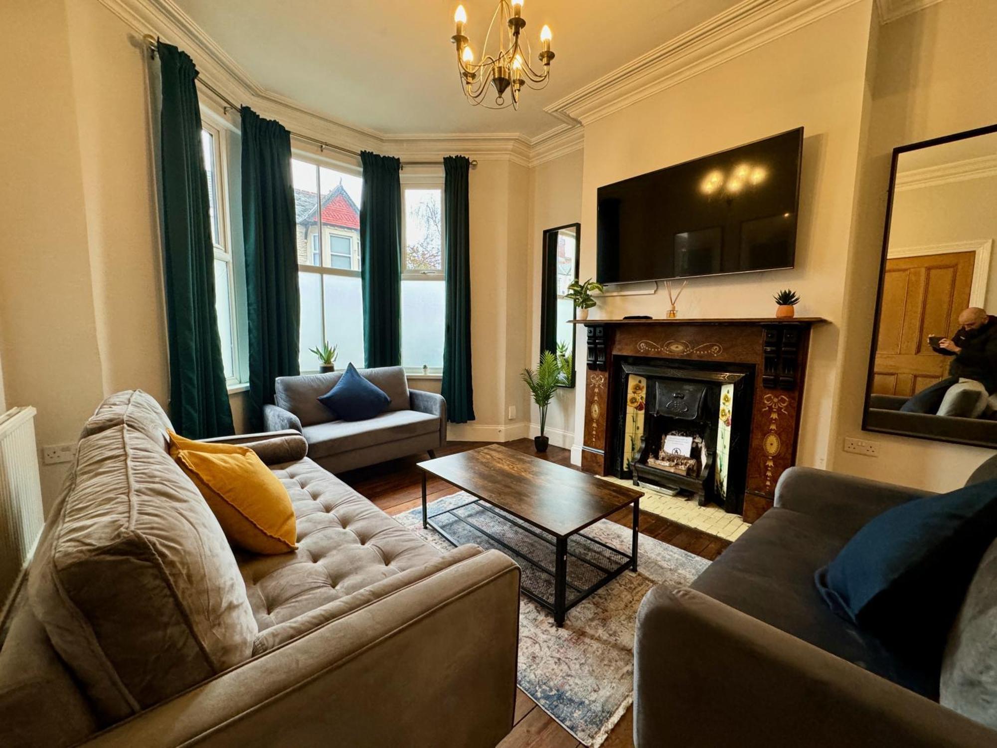 Large Citycentre Townhouse & Hot Tub, Pool Table And Offroad Parking Cardiff Extérieur photo