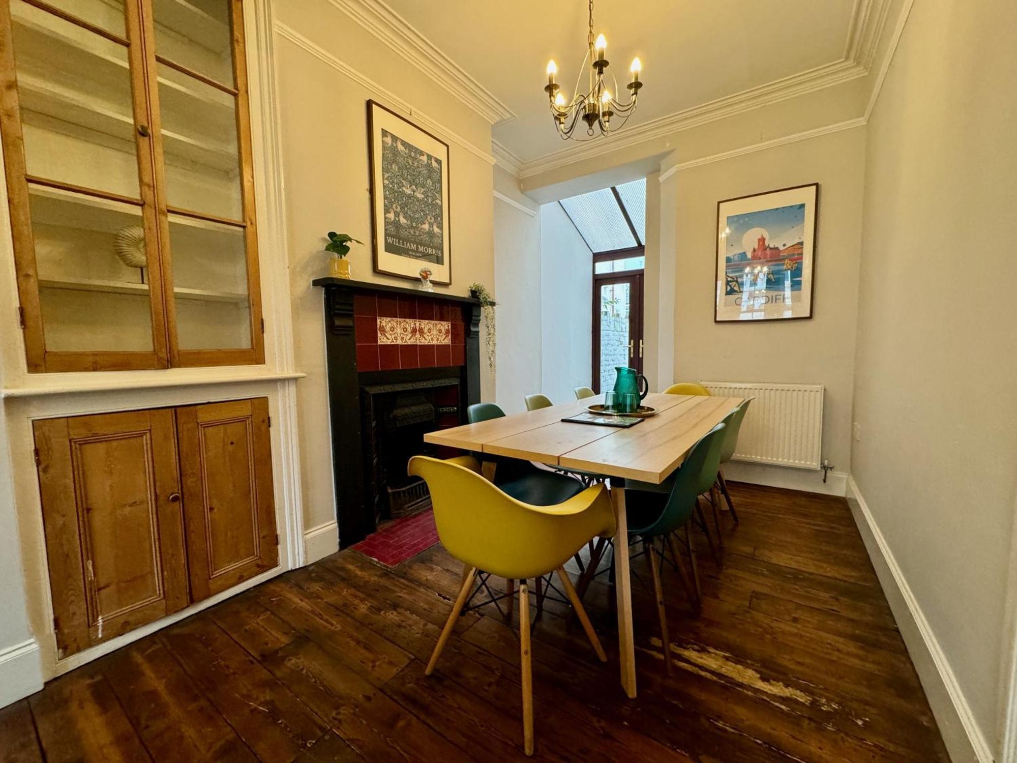 Large Citycentre Townhouse & Hot Tub, Pool Table And Offroad Parking Cardiff Extérieur photo
