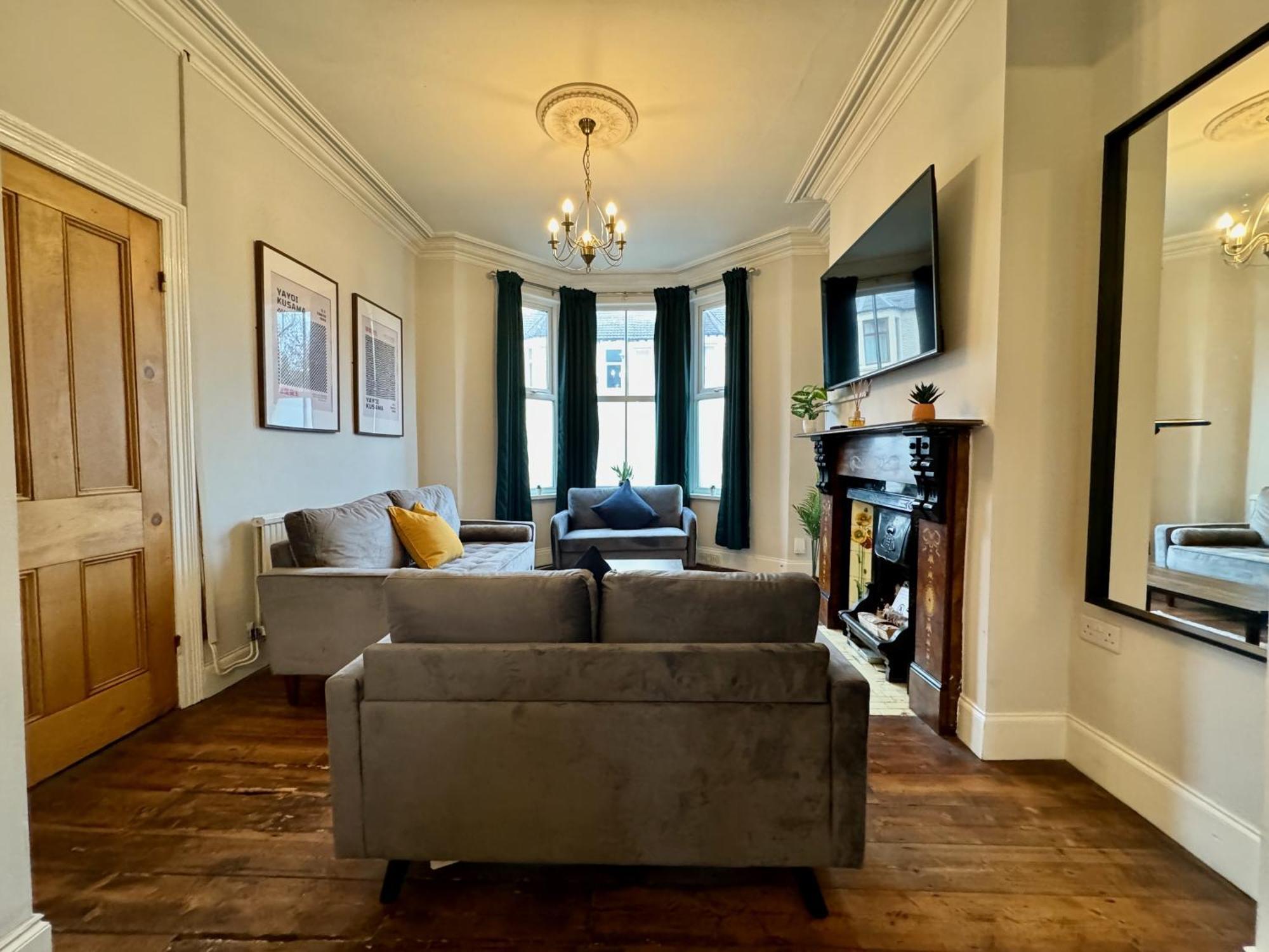 Large Citycentre Townhouse & Hot Tub, Pool Table And Offroad Parking Cardiff Extérieur photo
